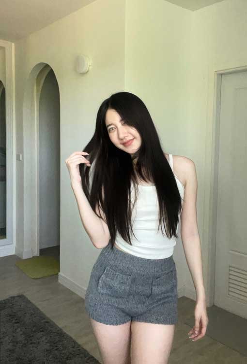 นักศึกษาสาวมหาวิทยาลัยมหาสารคาม